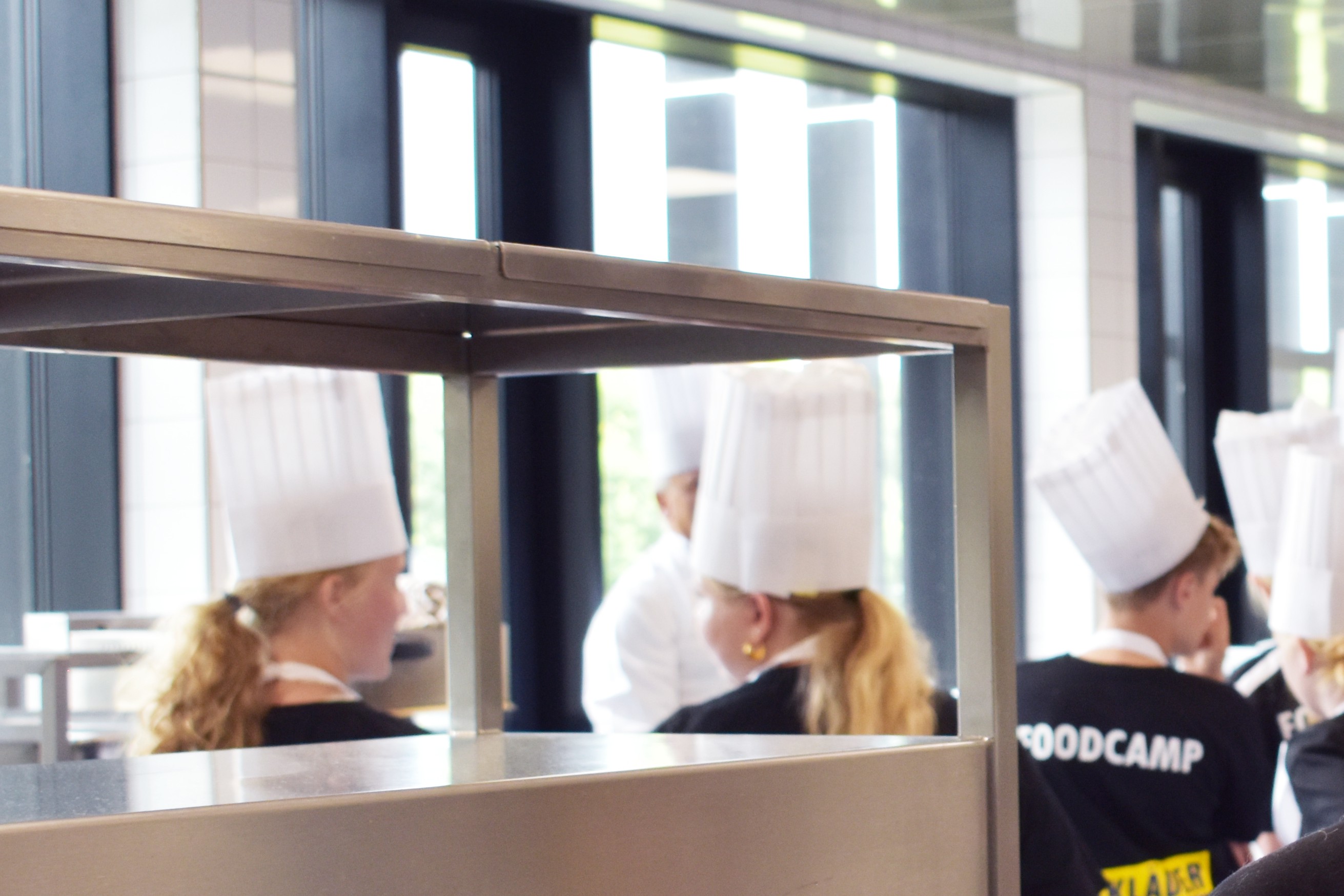 Der er liv og glade dage i køkkenet og eleverne har ikke tid til at holde pause, fordi de hygger til årets FoodCamp for 5.-10. klasses elever.