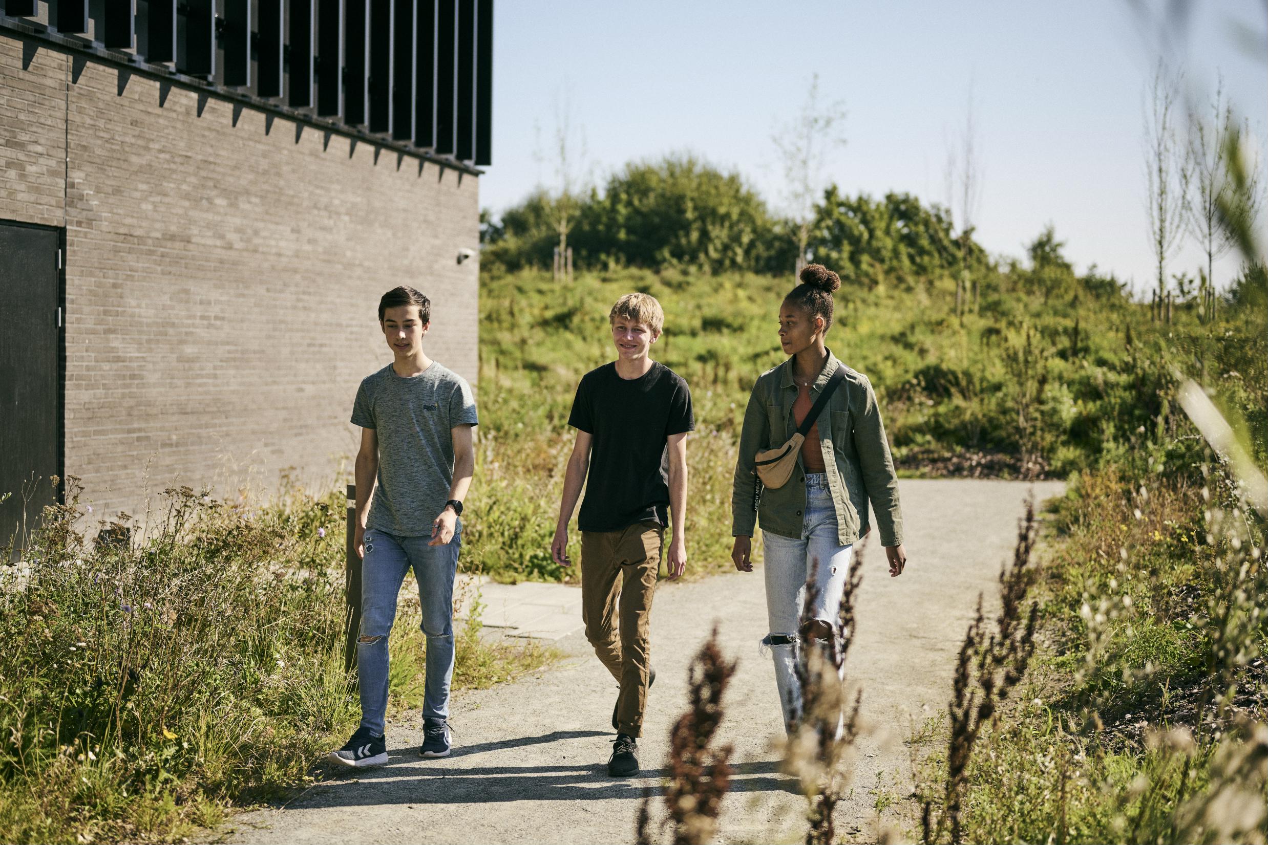 3 htx-elever er på vej ind på Hansenberg Tekniske Gymnasium.