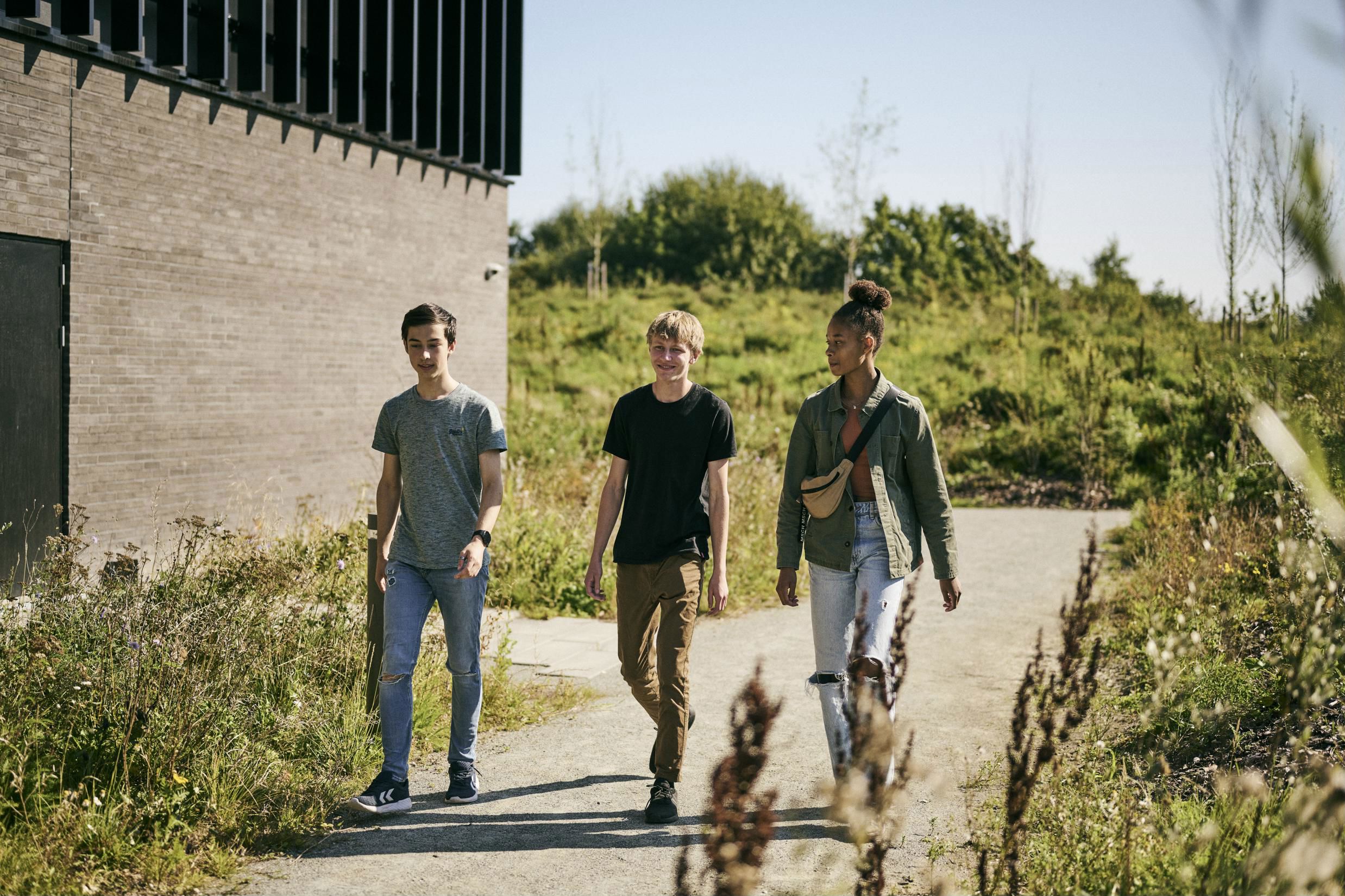 3 htx-elever er på vej ind på Hansenberg Tekniske Gymnasium.