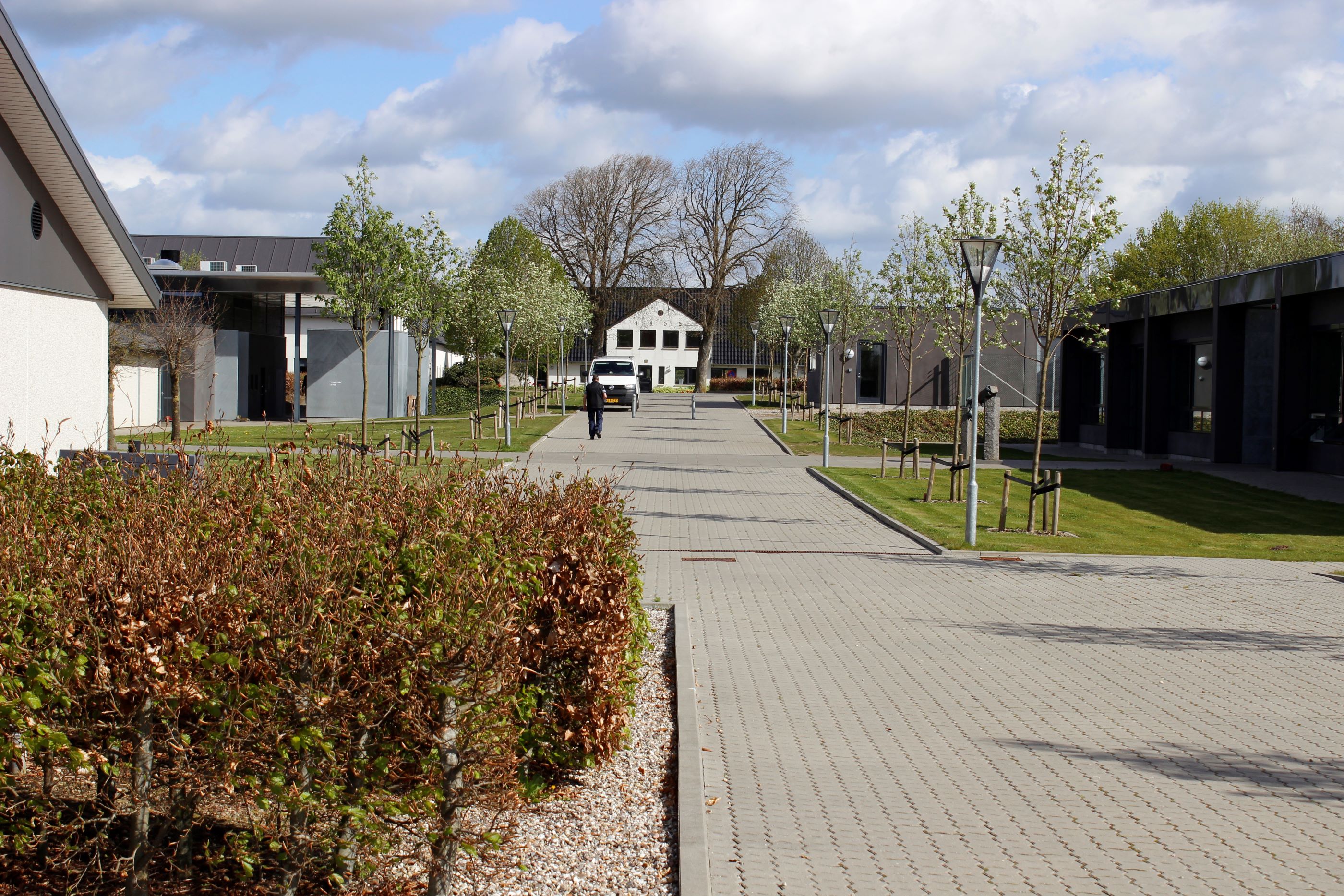 Et view over nogle af Hansenbergs bygninger i Vranderup, bygning 600 til højre, bygning 500 og bistroen til venstre og Vranderup Østergård for enden.