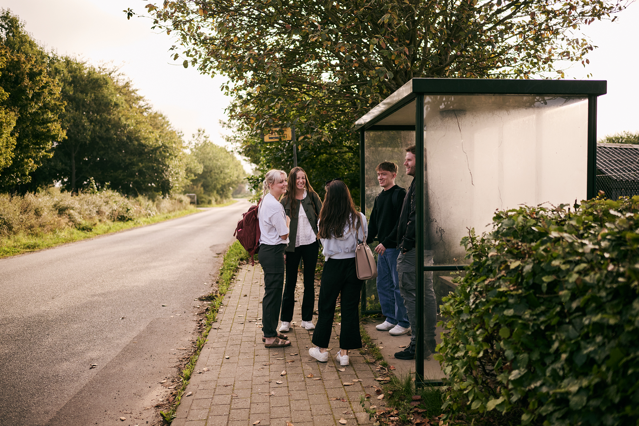 Eleverne venter på bussen, der kører fra skolen på Vranderupvej ind til skolehjemmet på Skovvangen.
