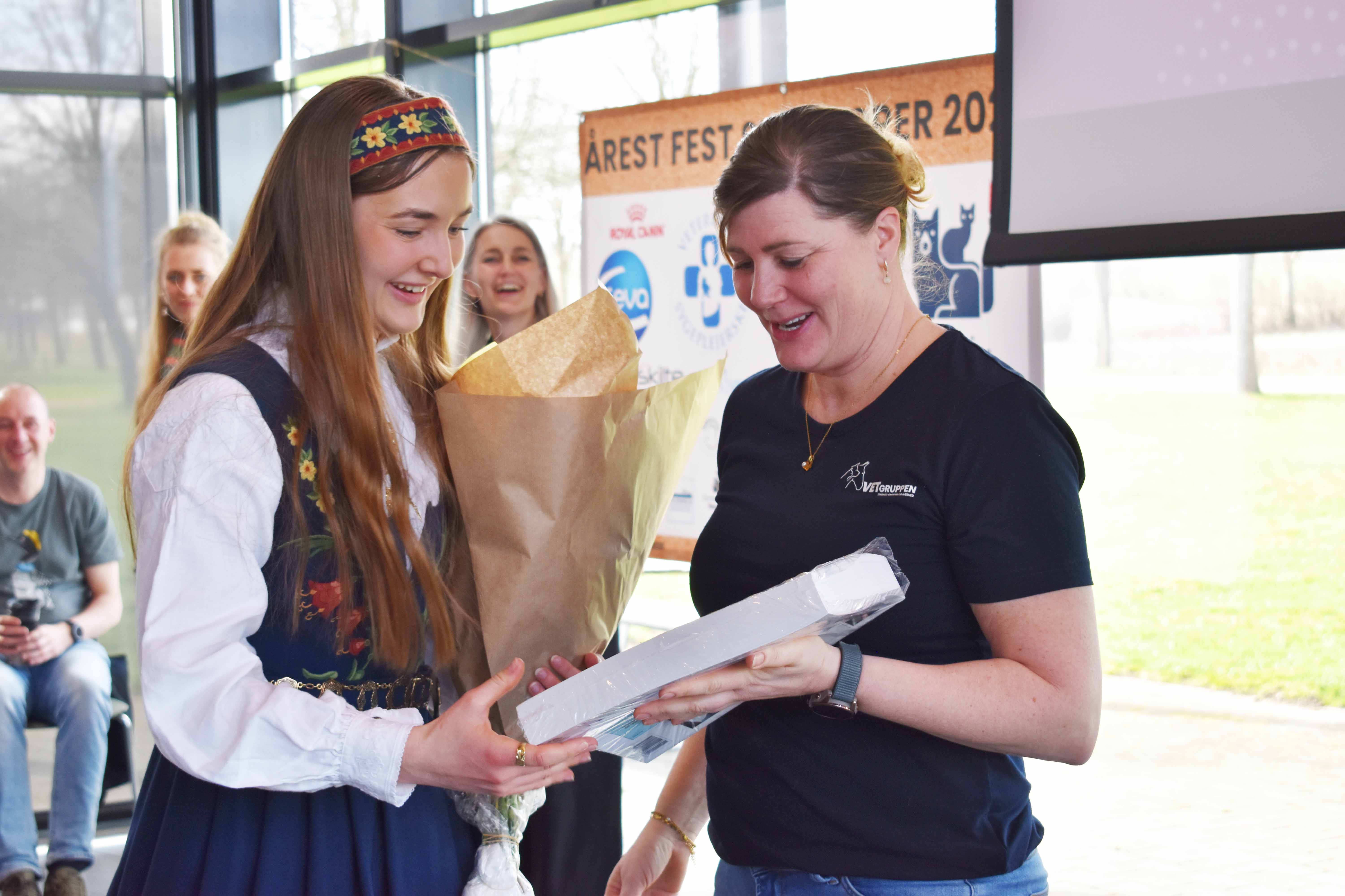 Nathalie Andrea Simensen Johannessen modtager en pris fra Vetgruppen fra Alice Luna Thisted