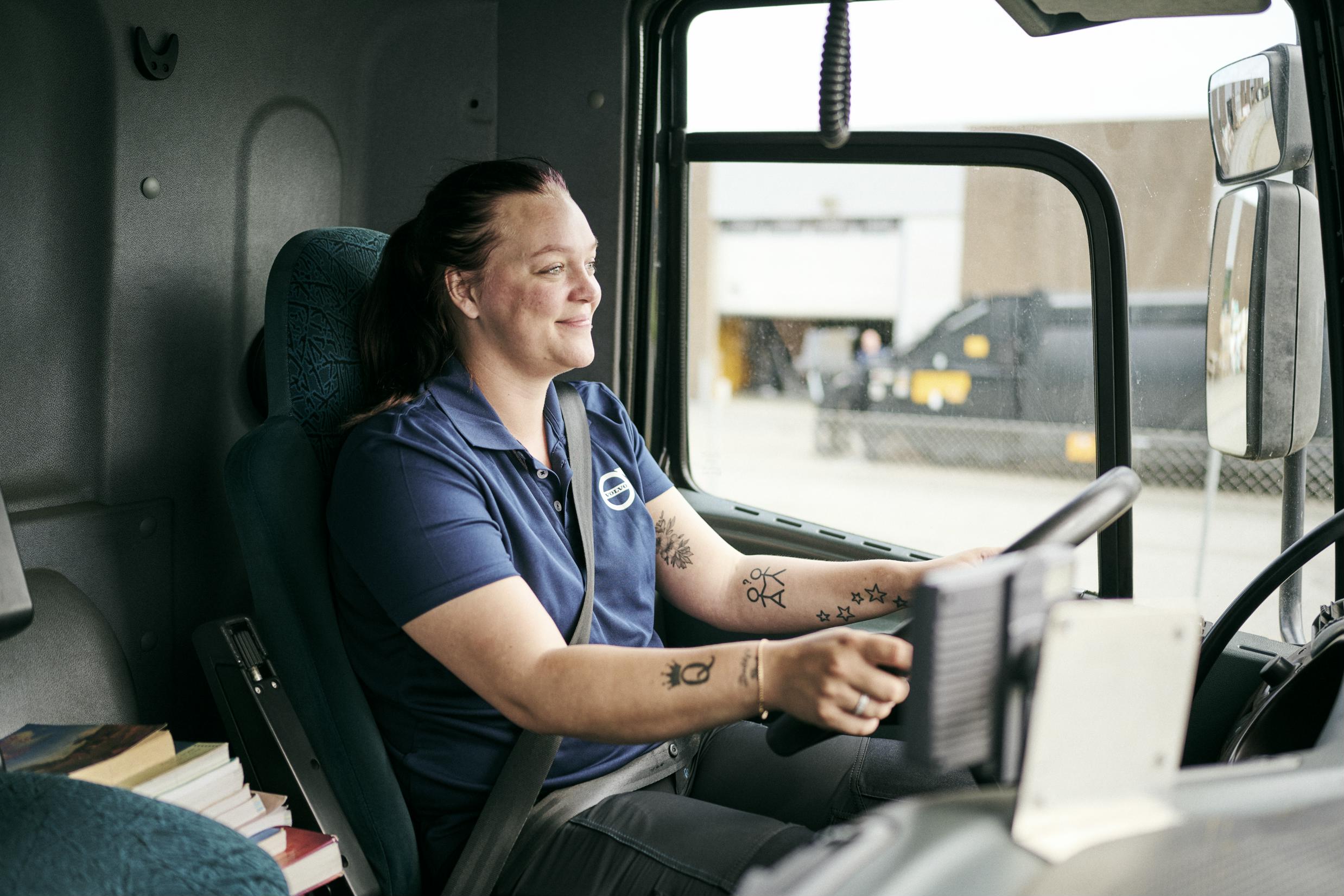 Med specialet lageroperatør og lager og transport på lager- og terminaluddannelsen, tager du kørekort til Lastbil kategori C.