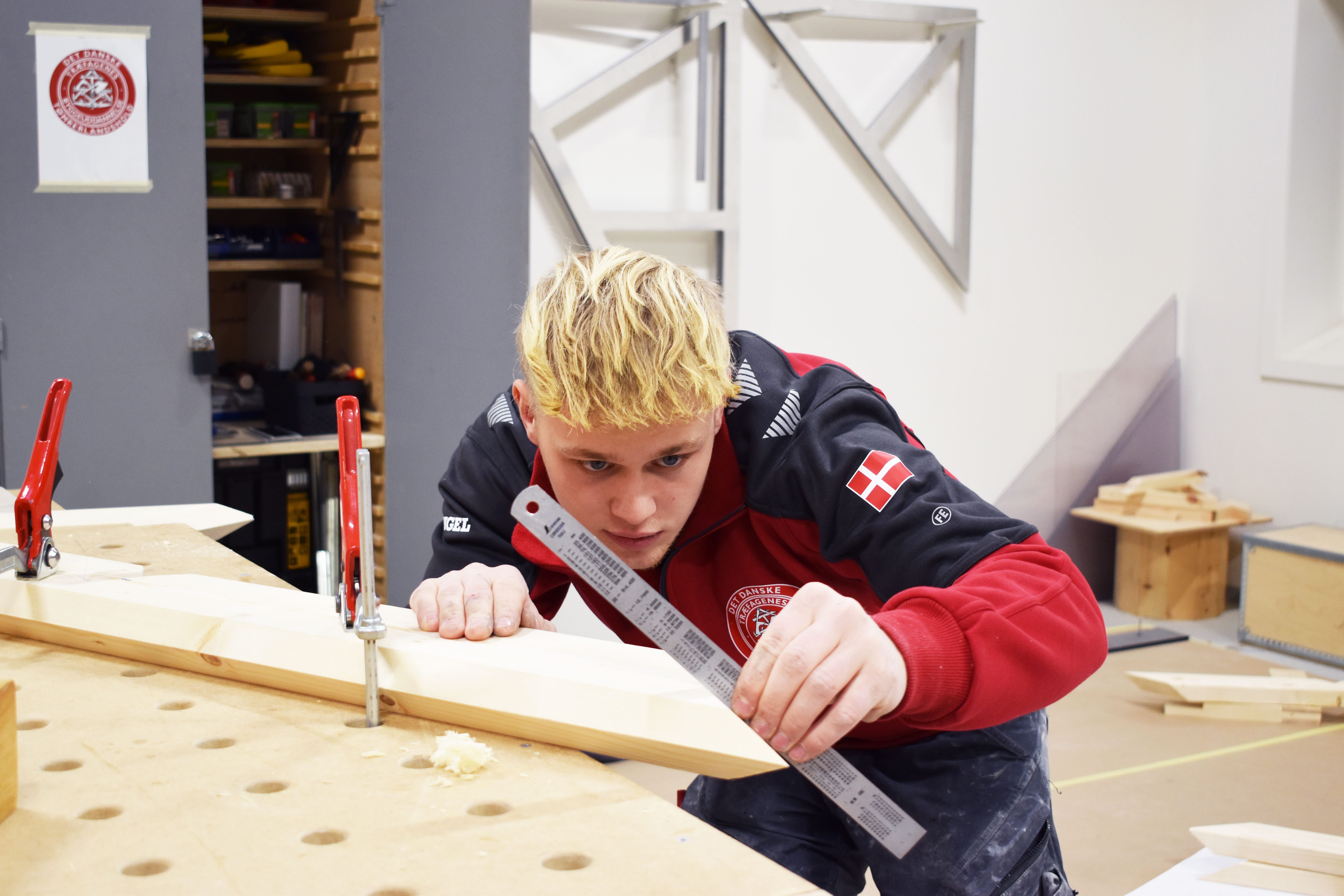 Tømrerlærling Emil Andersen i værkstedet