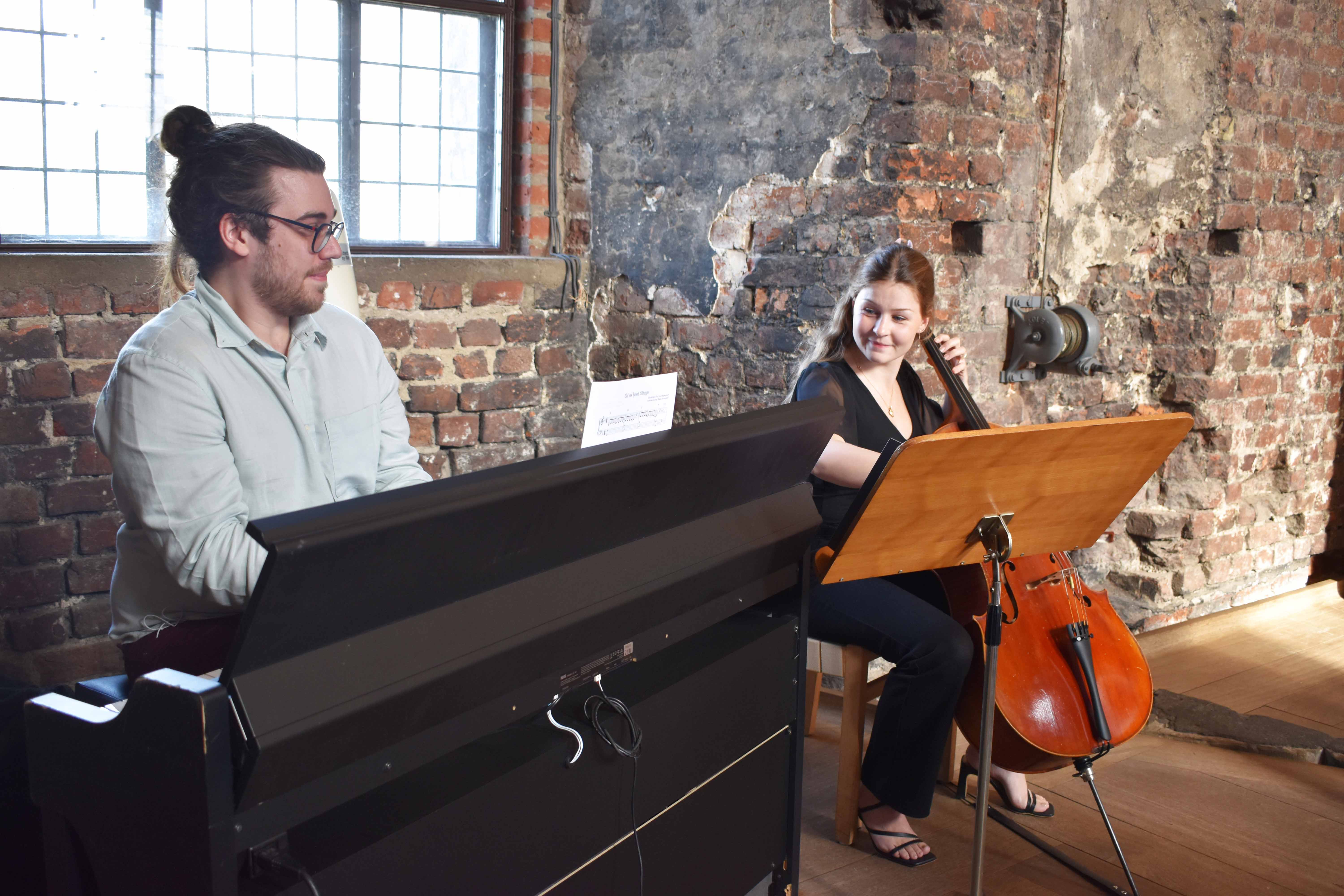 Toma Ciocan og Rikke Egholm stod for musikken i Kirkesalen.