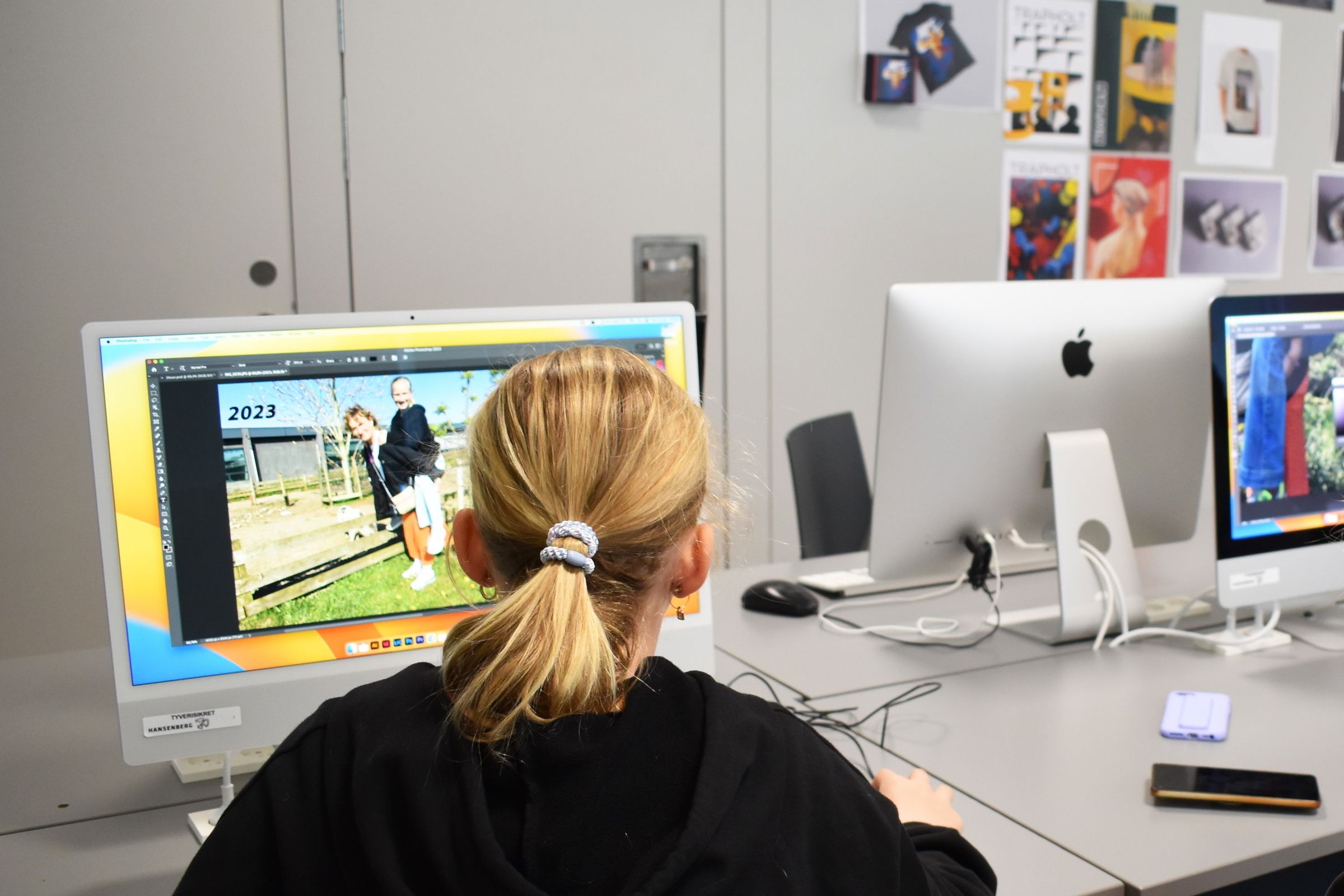 Her er nogle af deltagerne til Prøv et fag for elever i 4.-10. klasse kreative, mens de arbejder i mediegrafikernes iMacs.