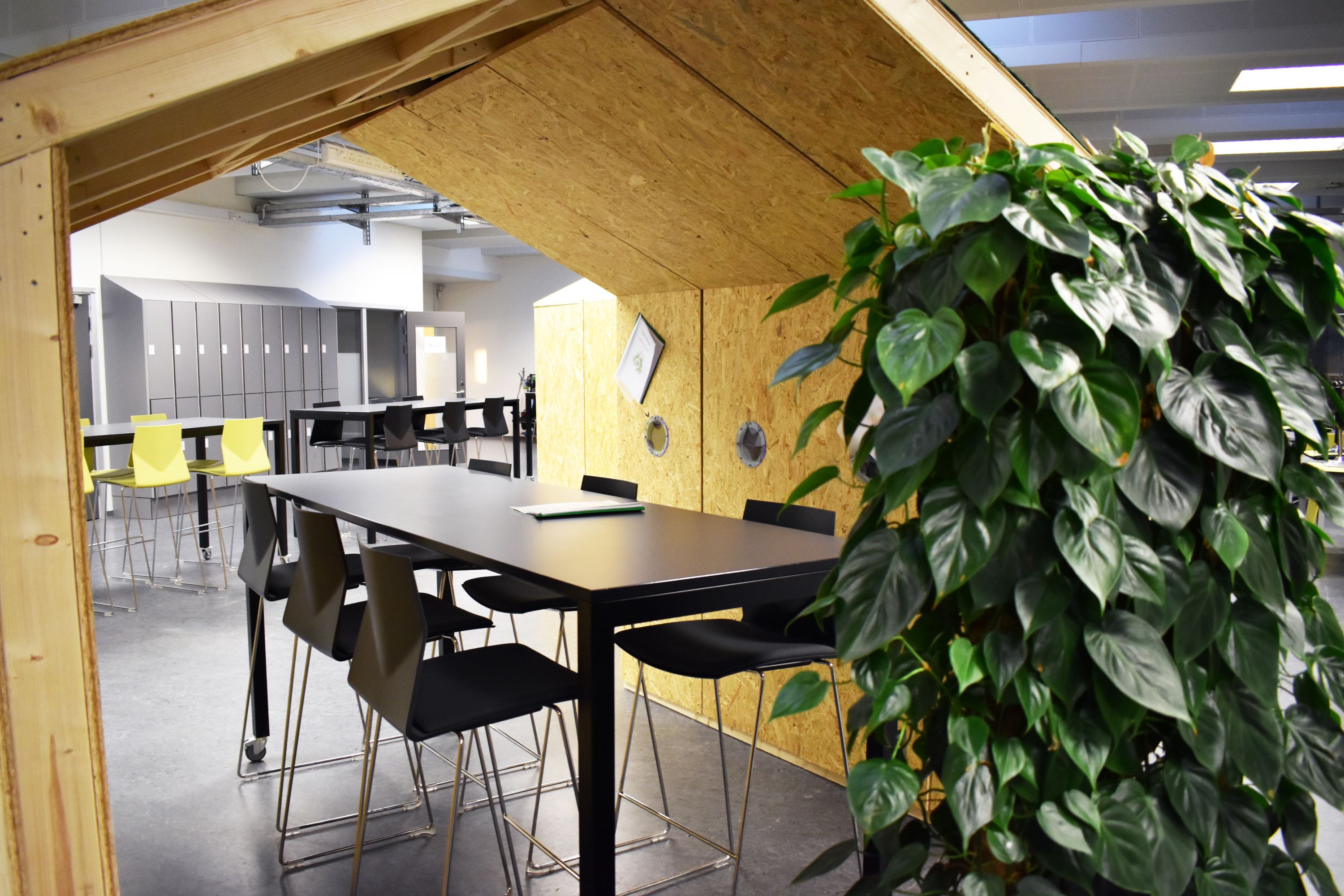 Som en del at studiemiljøet på C.F. Tietgens Vej, har tømrerelever bygget små hyggelige hytter, som bruges til gruppearbejde.