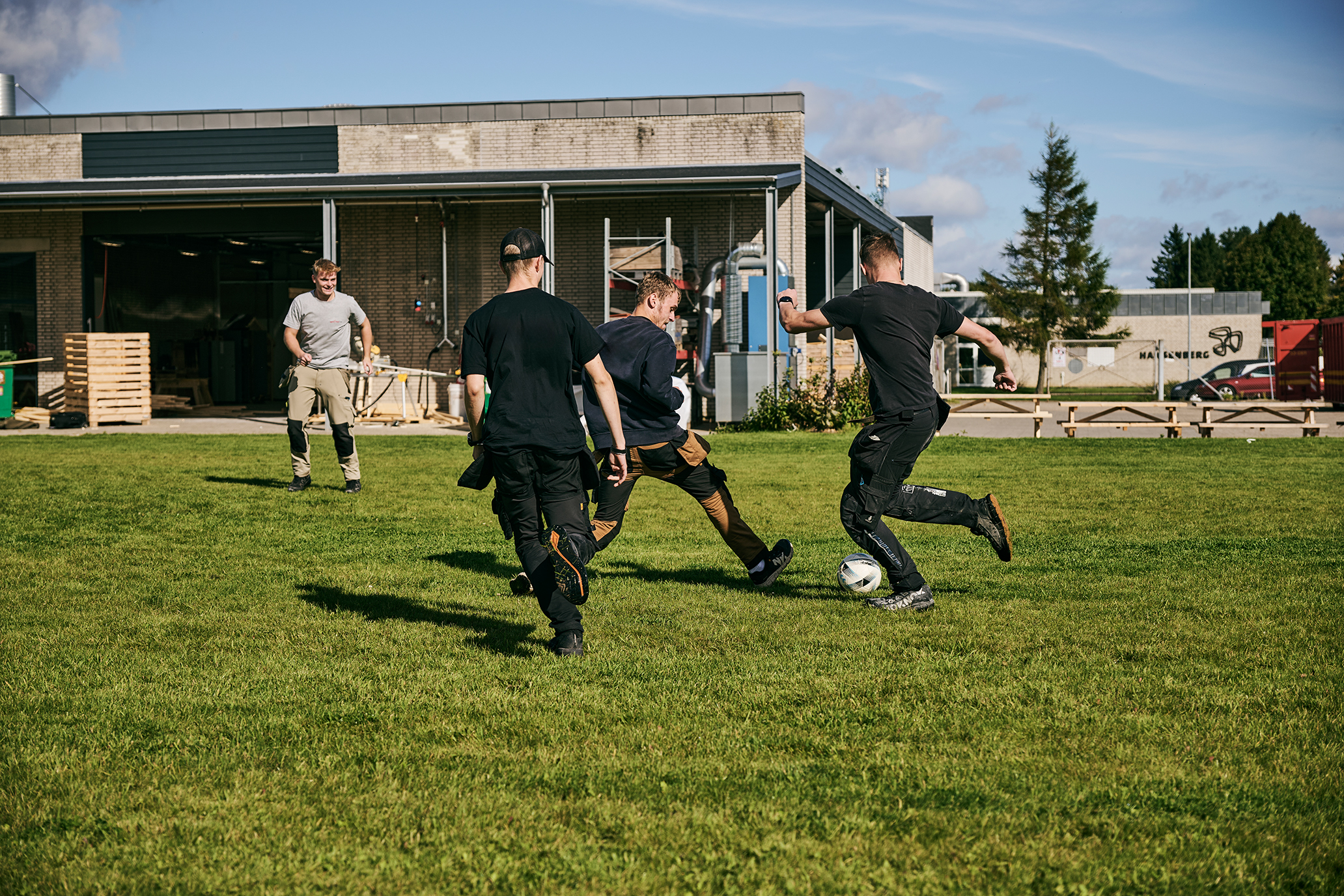 På CFT 8, hvor tømreruddannelsen holder til, hygges der udenfor med bold i pauserne.