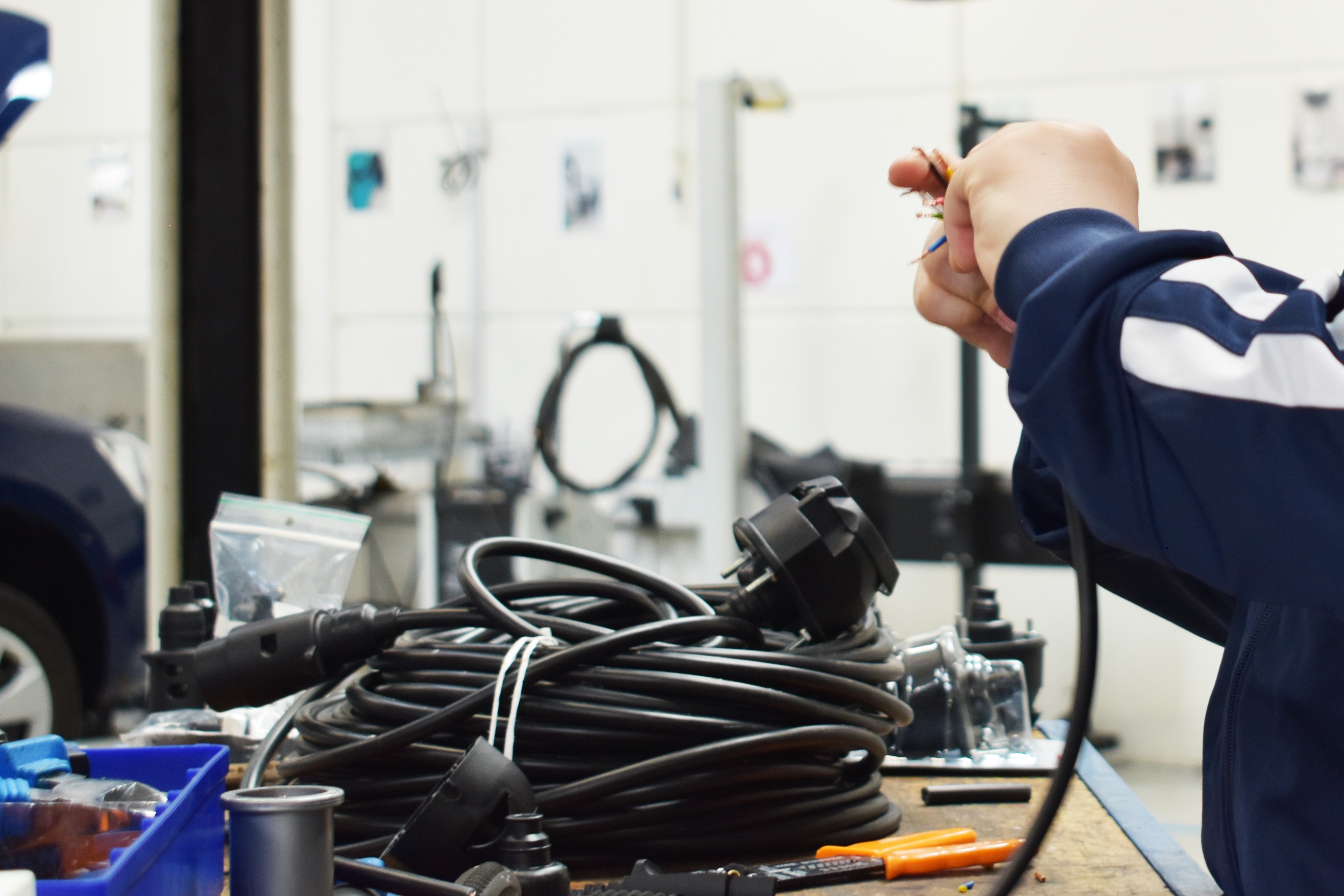 En af deltagerne til Prøv et fag for elever i 4.-10. klasse prøver mekanikerfaget.