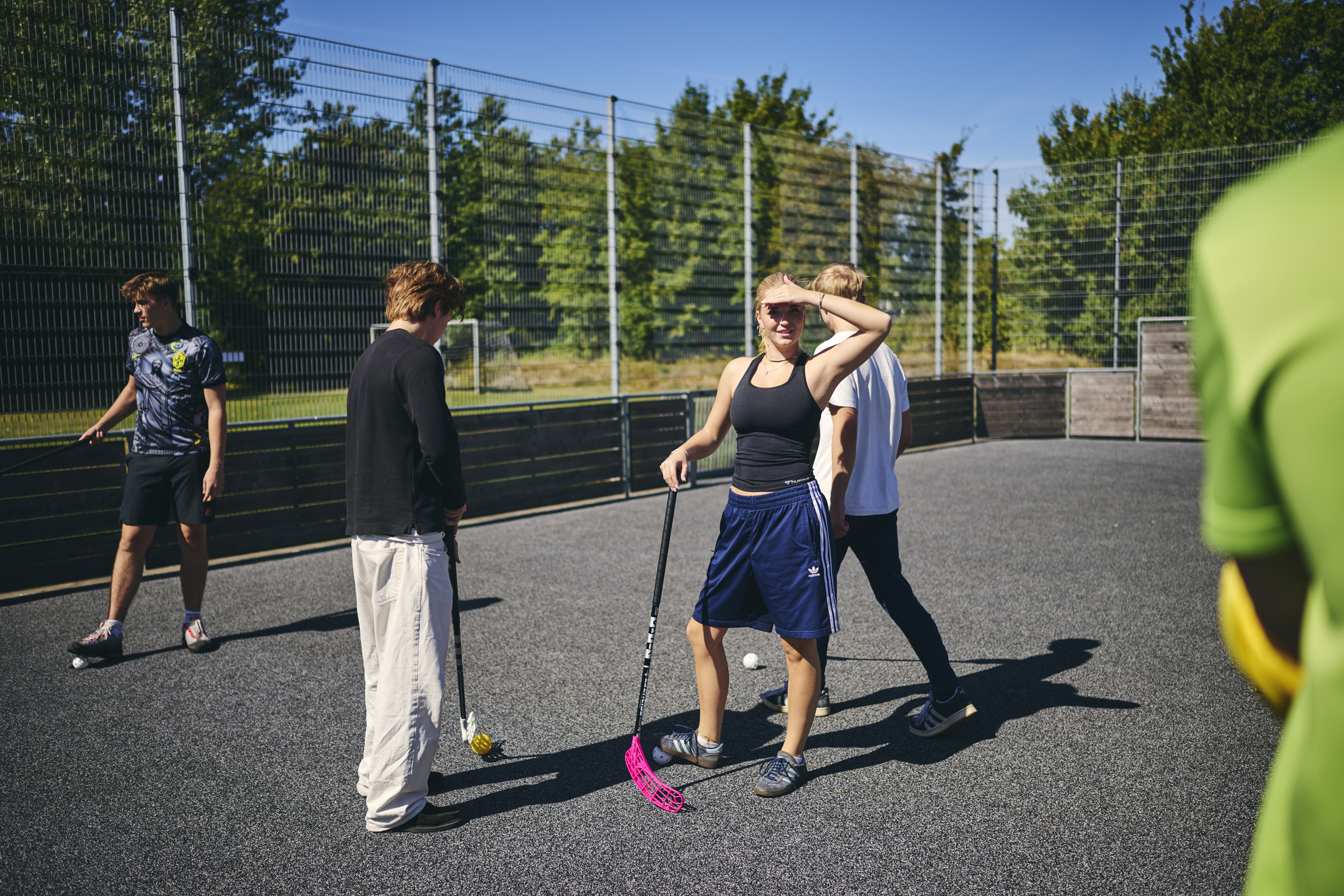 HTX-elever spiller hockey på skolens multibane.