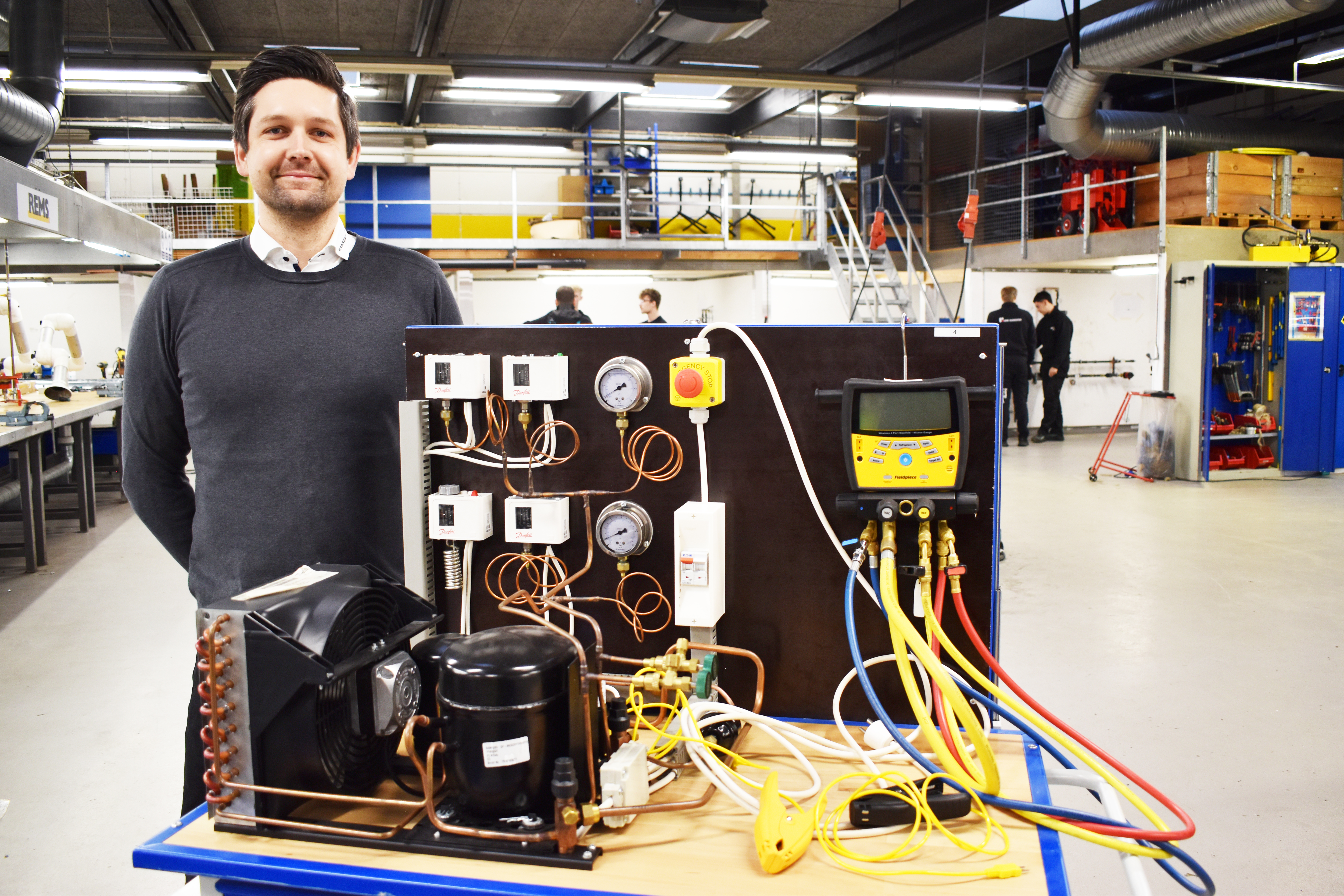 Skolechef på CFT Lars Ravn Hansen er her i VVS-værkstedet