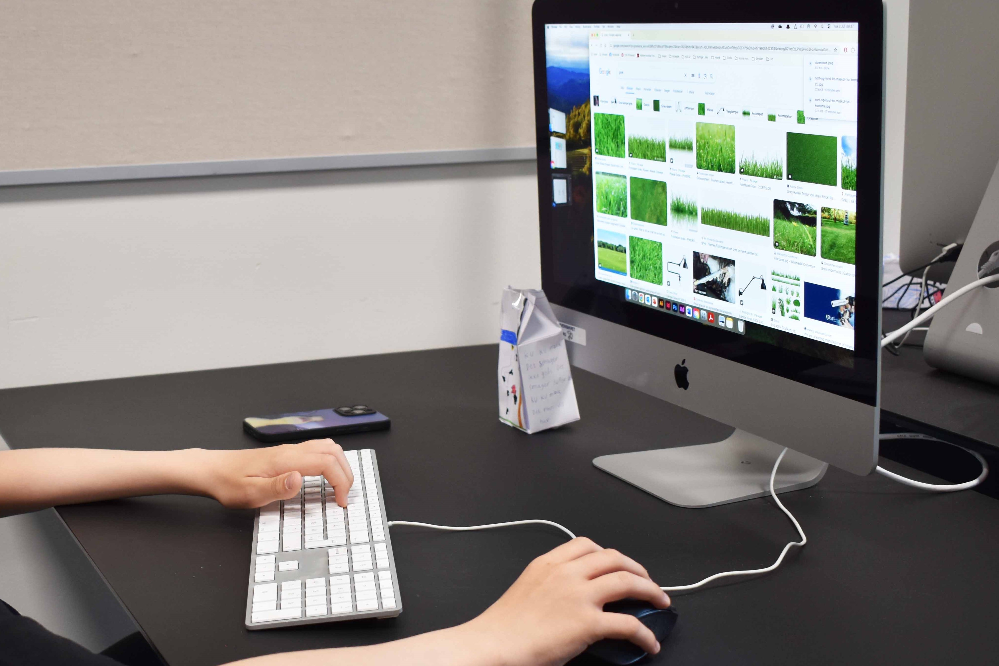 Kreative 5.-10. klasseselever på Grafisk Design SommerCamp har bl.a. designet deres egne mælkekartoner.