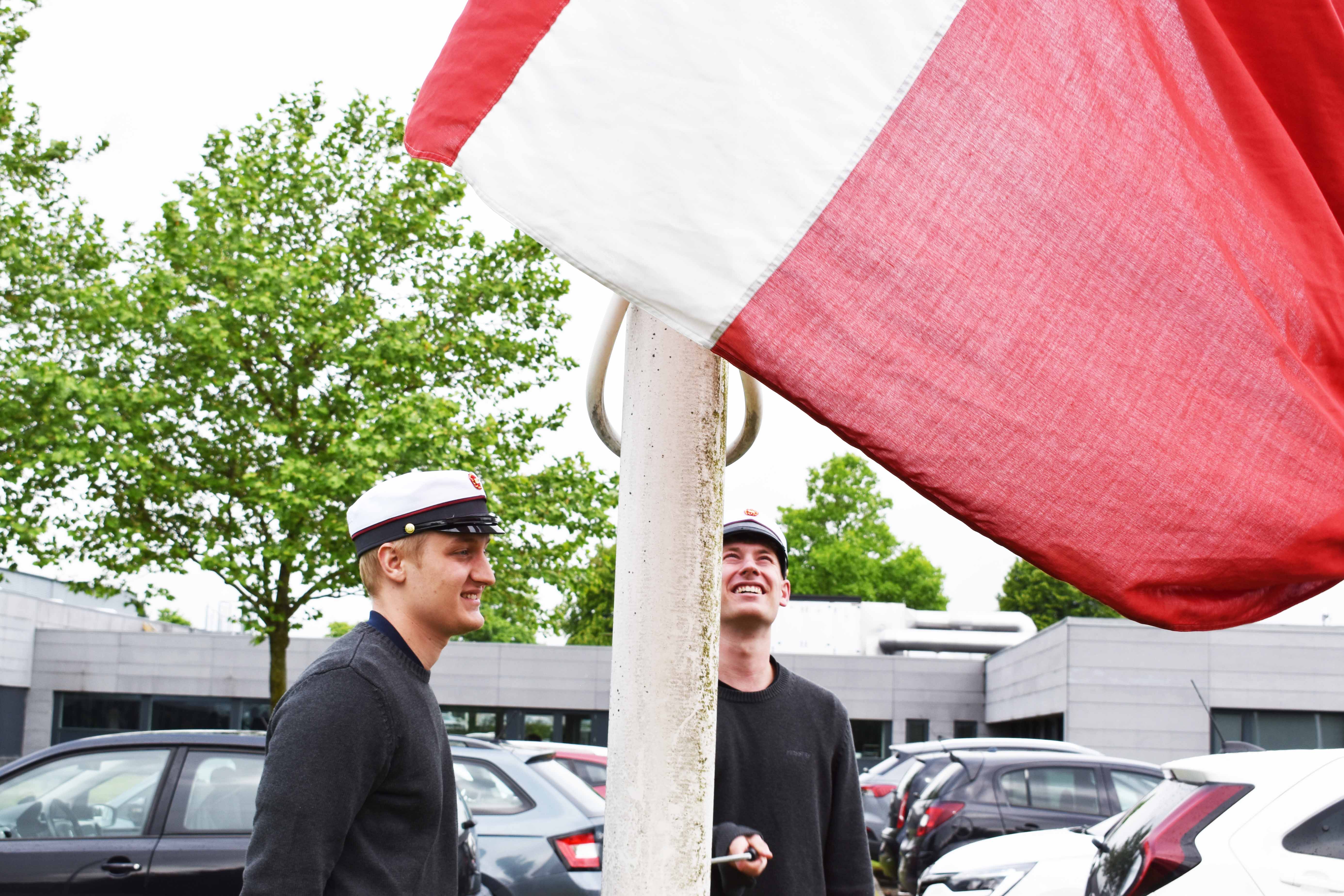 Marcus Bergmann Pedersen og Andreas Bøving hejser flaget.