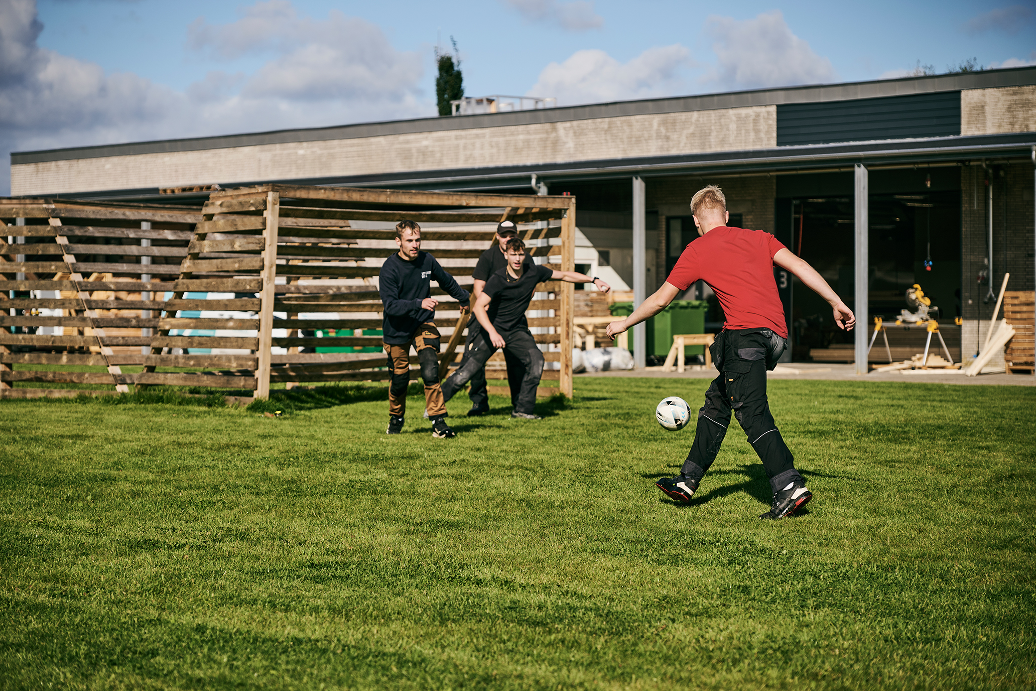 Eleverne på Hansenbergs tømreruddannelse hjælper hinanden og hygger sig sammen, og de har selv bygget foldboldmål til pauserne.