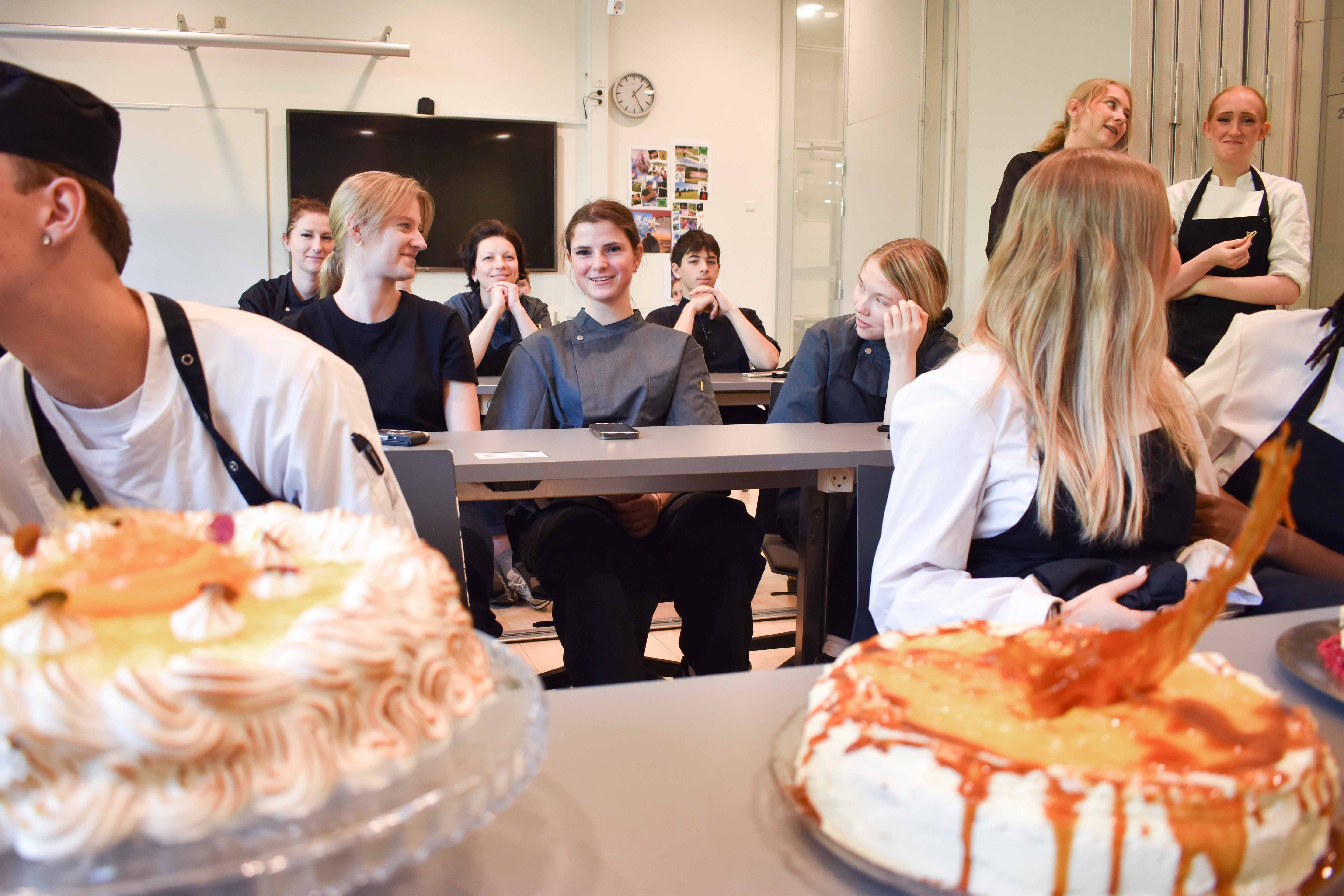GF1 har besøg af elever fra Hotel School i Riga.