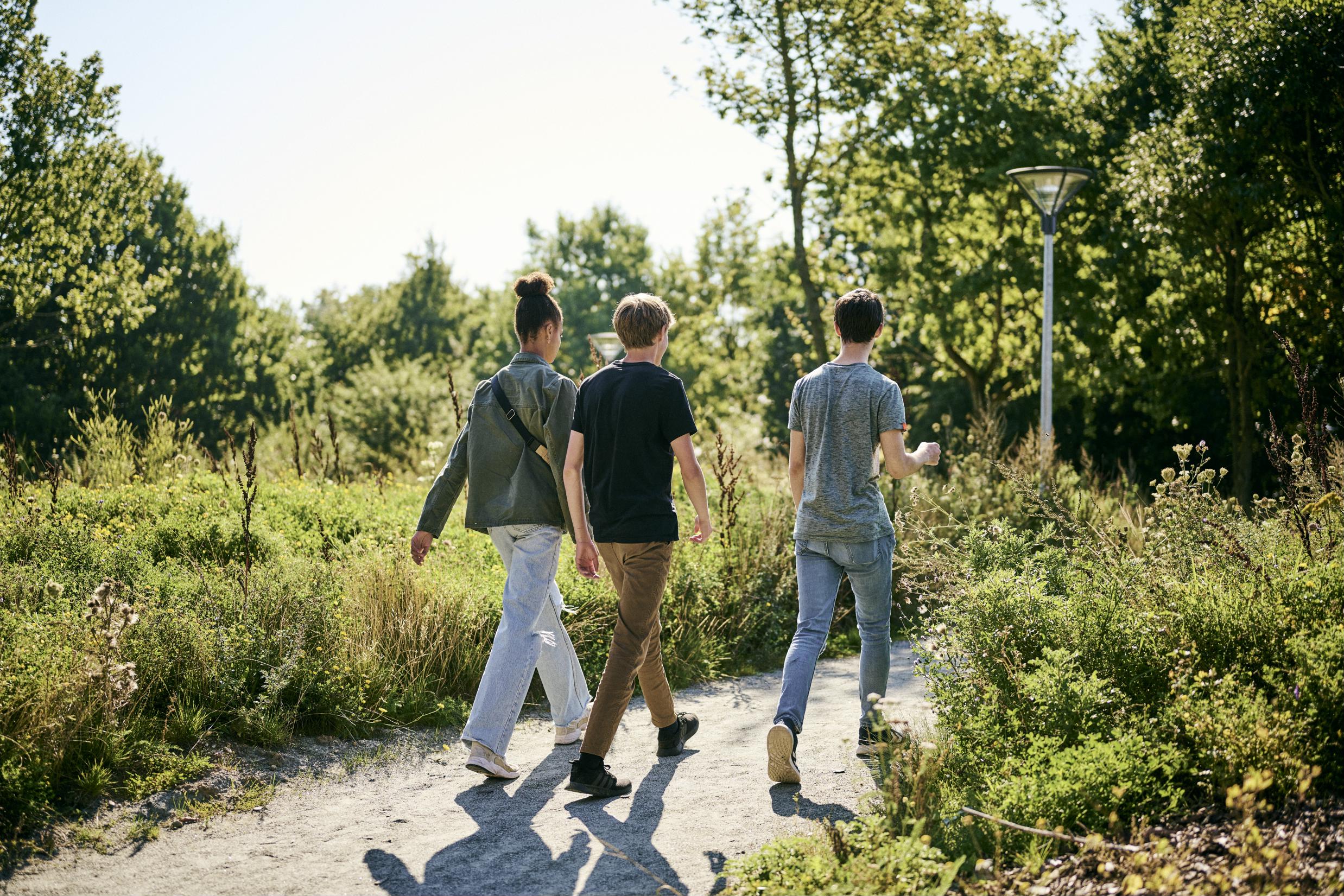 3 HTX-elever går tur udenfor.