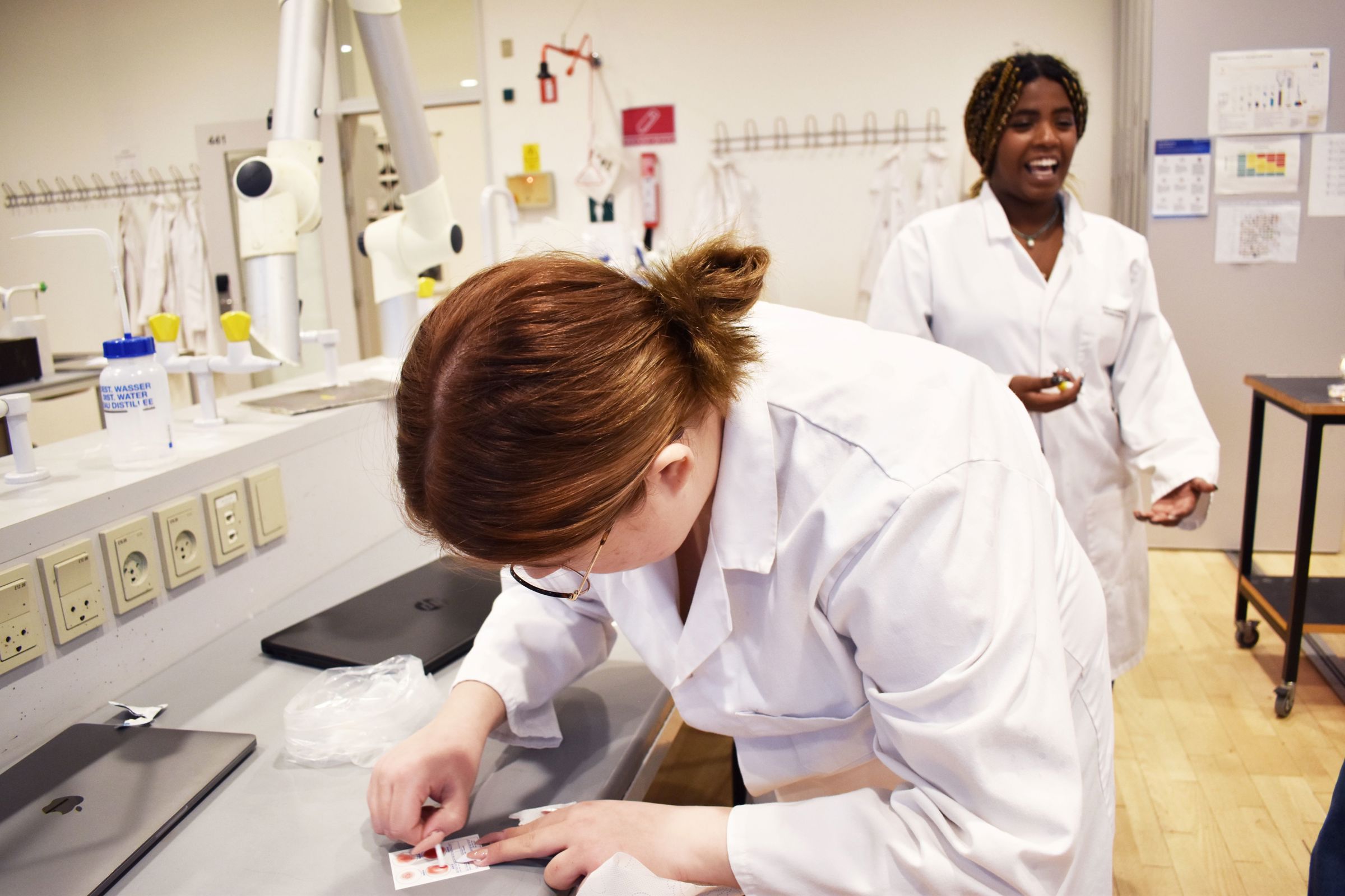 Et par piger tester blodprøver på HTX, Hansenberg Tekniske Gymnasium.