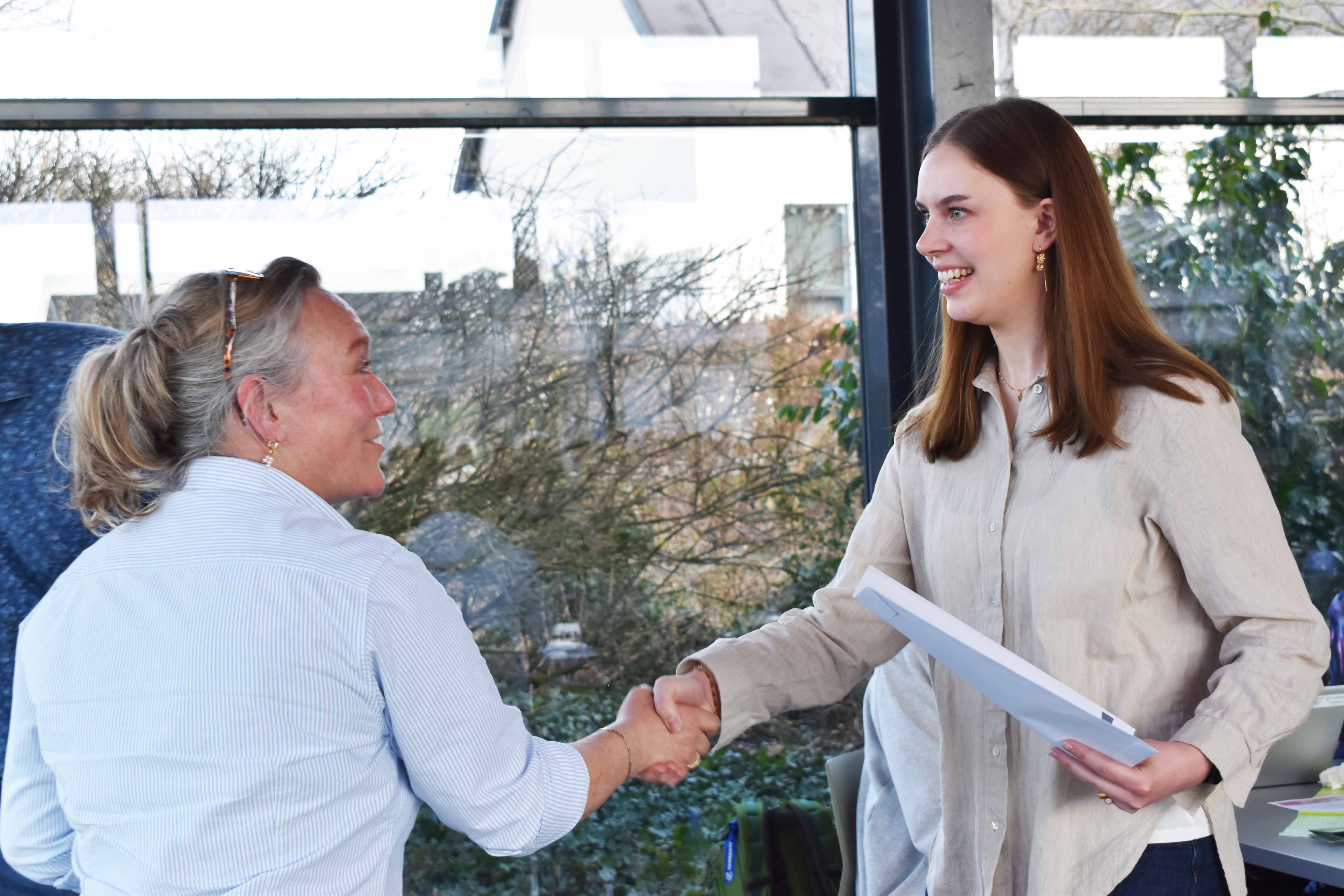 Overrækkelse af eksamensbevis ved dimissionen den 27. marts 2026.