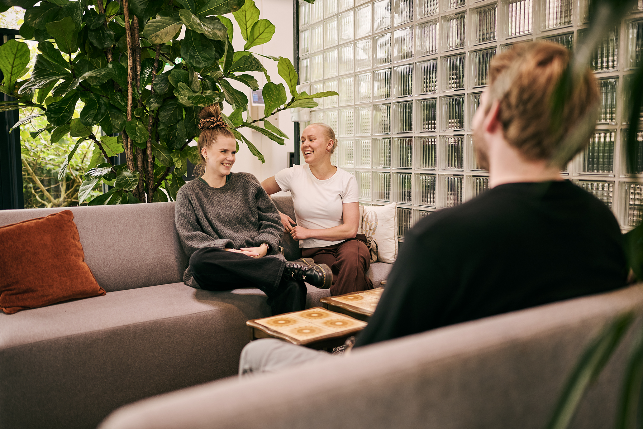 Her hygger nogle af eleverne i et sofahjørne i bistroen på Vranderupvej.