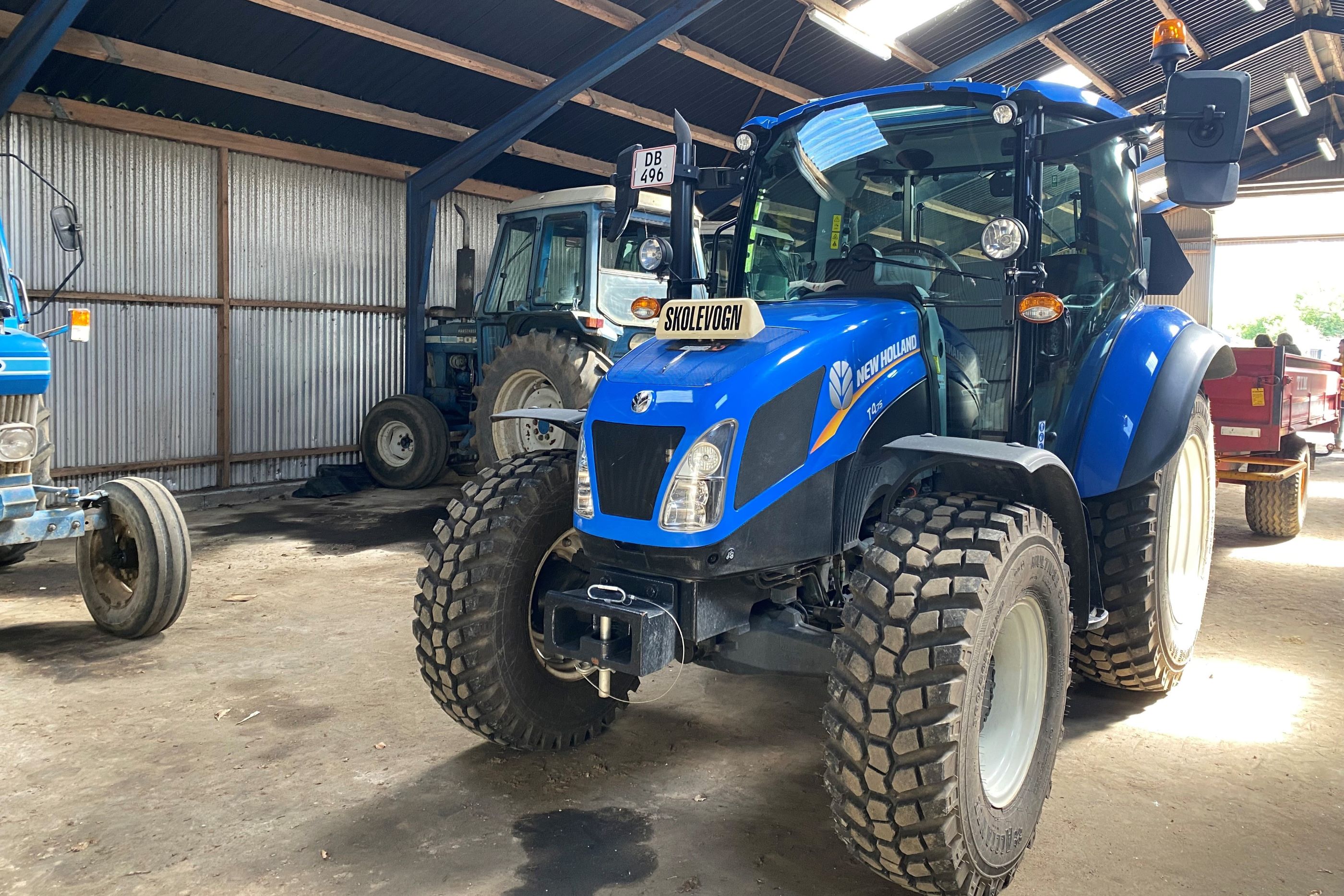 I skolens traktorhal står der bl.a. en skolevognstraktor.