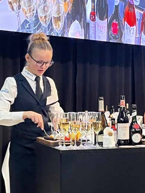 Emilia Mossin er tjenerelev på HANSENBERG, og her er hun i gang ved DM for Tjenerelever i Herning.