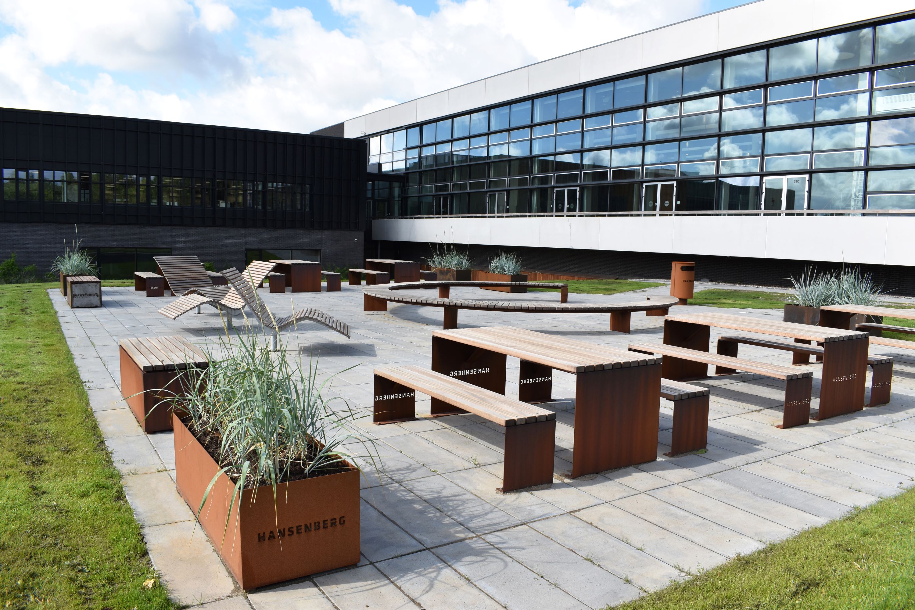 Det flotte terrassemiljø på Skovvangen bruges som udendørs studiemiljø og til hygge i pauserne på Hansenberg.