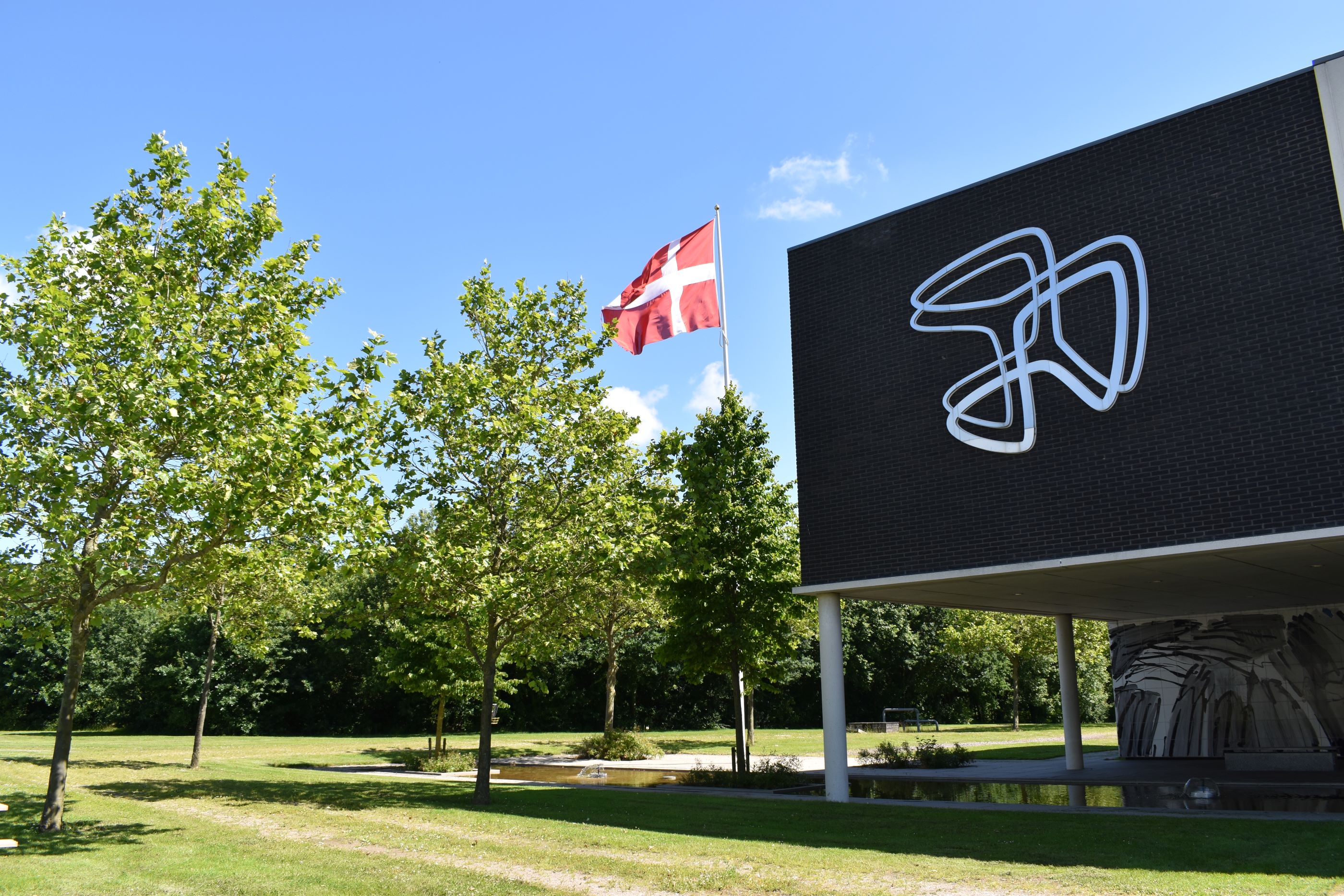 Flaget vajer ud for hovedbygningen på Hansenberg i Kolding.