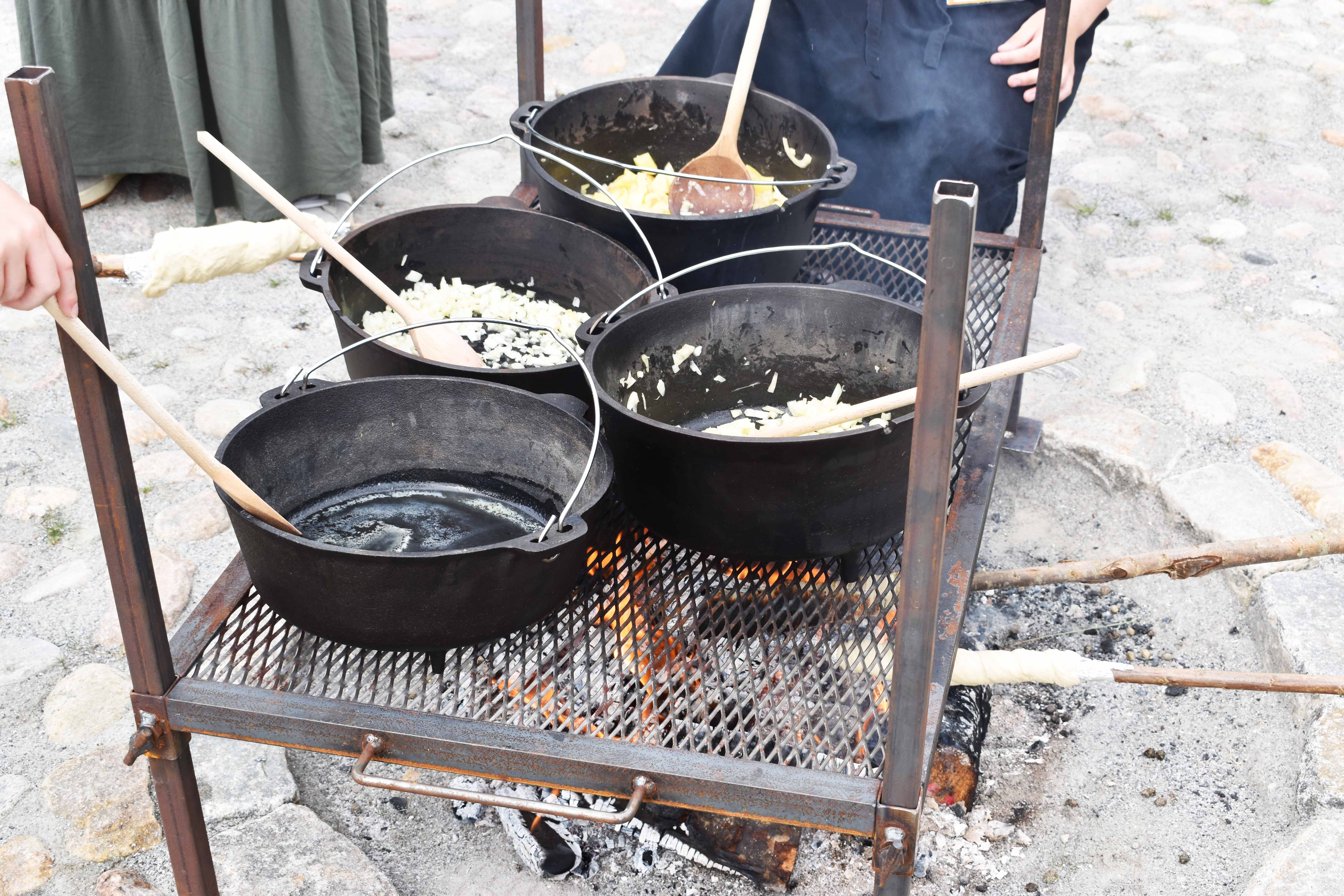 Til FoodCamp blev der både lavet mad i køkkenet og over bål.