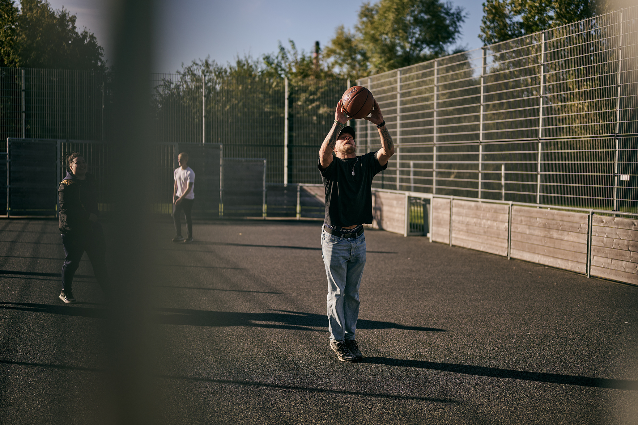 Mange elever hygger sig med at spille basket i pauserne, indenfor i hallen eller ude på Multibanen.
