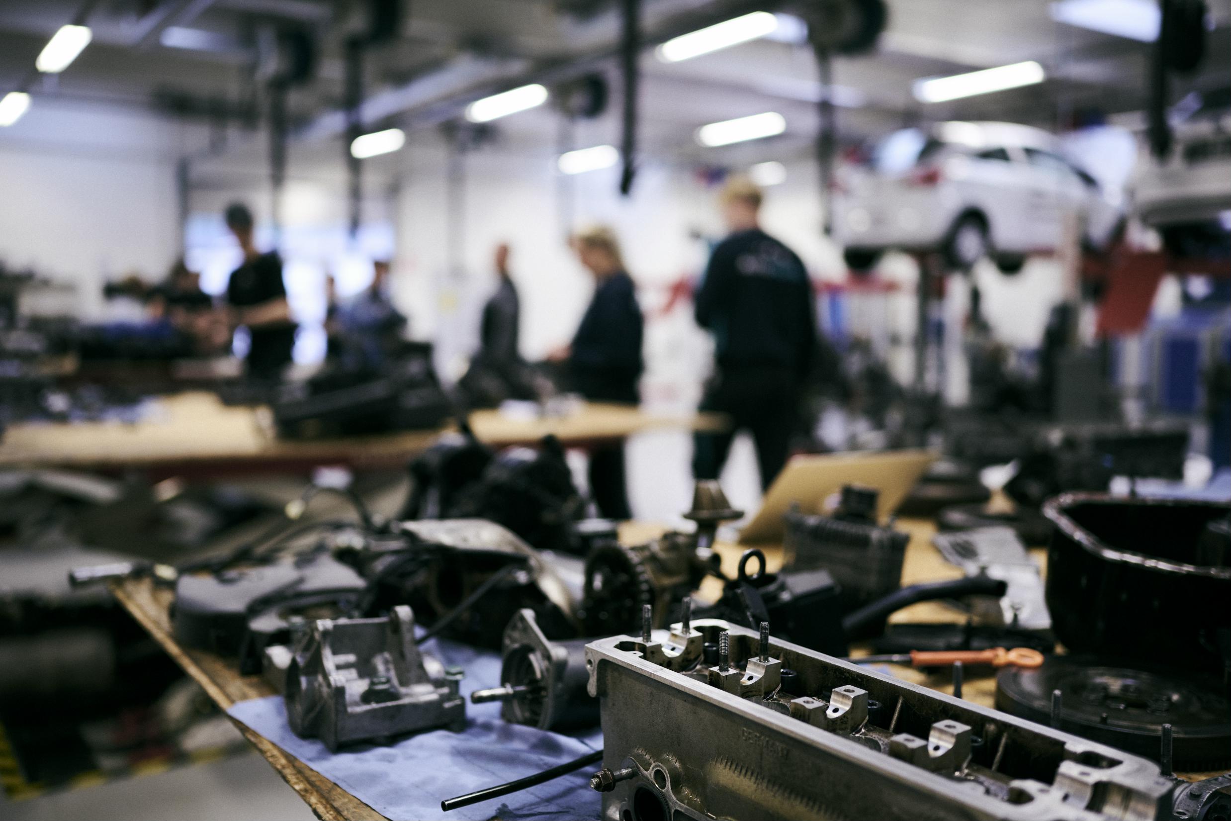 En motor er adskilt på Hansenbergs autoværksted, så mekanikereleverne kan opnå en bedre forståelse for opbygningen af motoren.