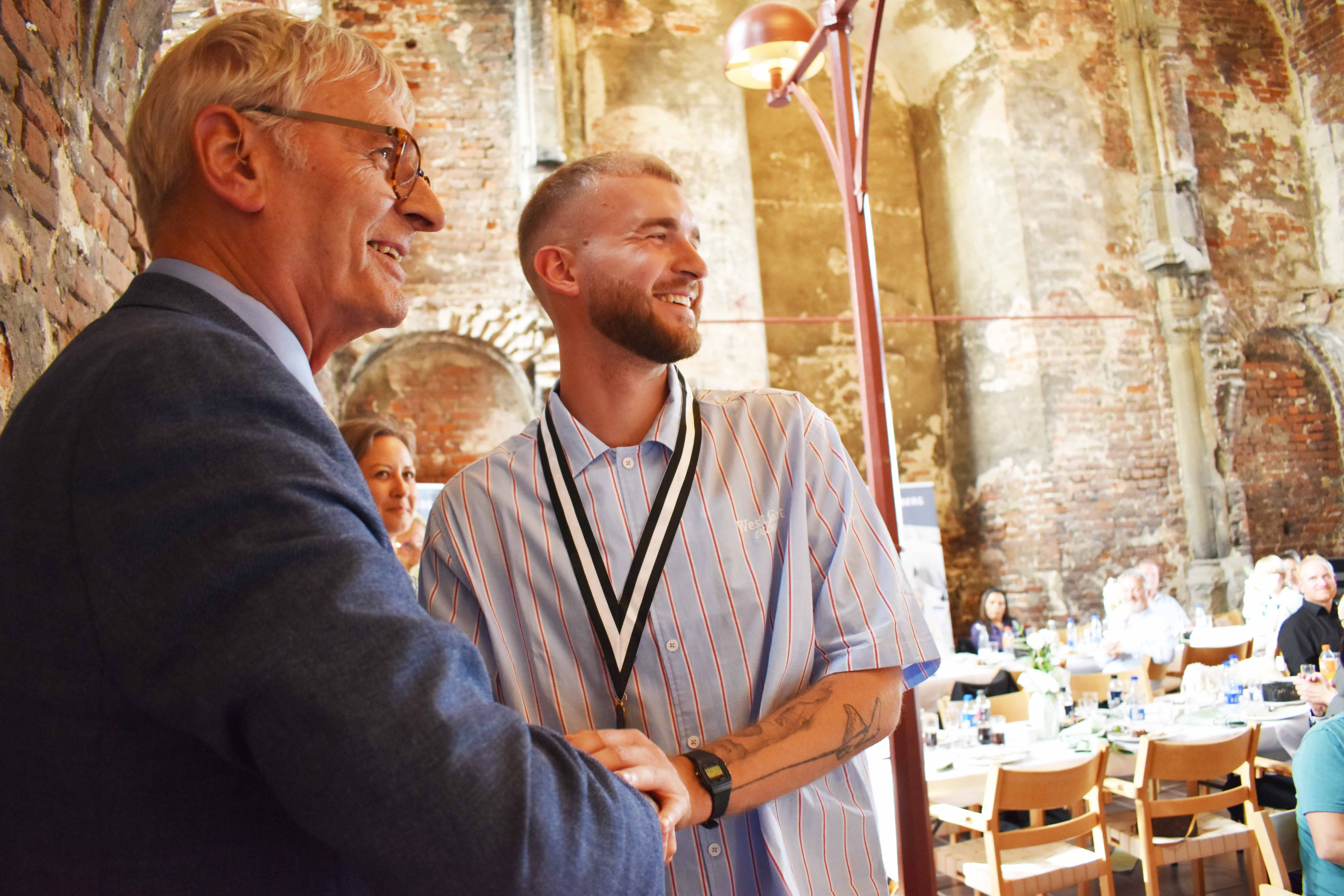 Koldings borgmester har netop overrakt en Hansenberg-medalje til Frederik - og det foregik i Kirkesalen på Koldinghus.