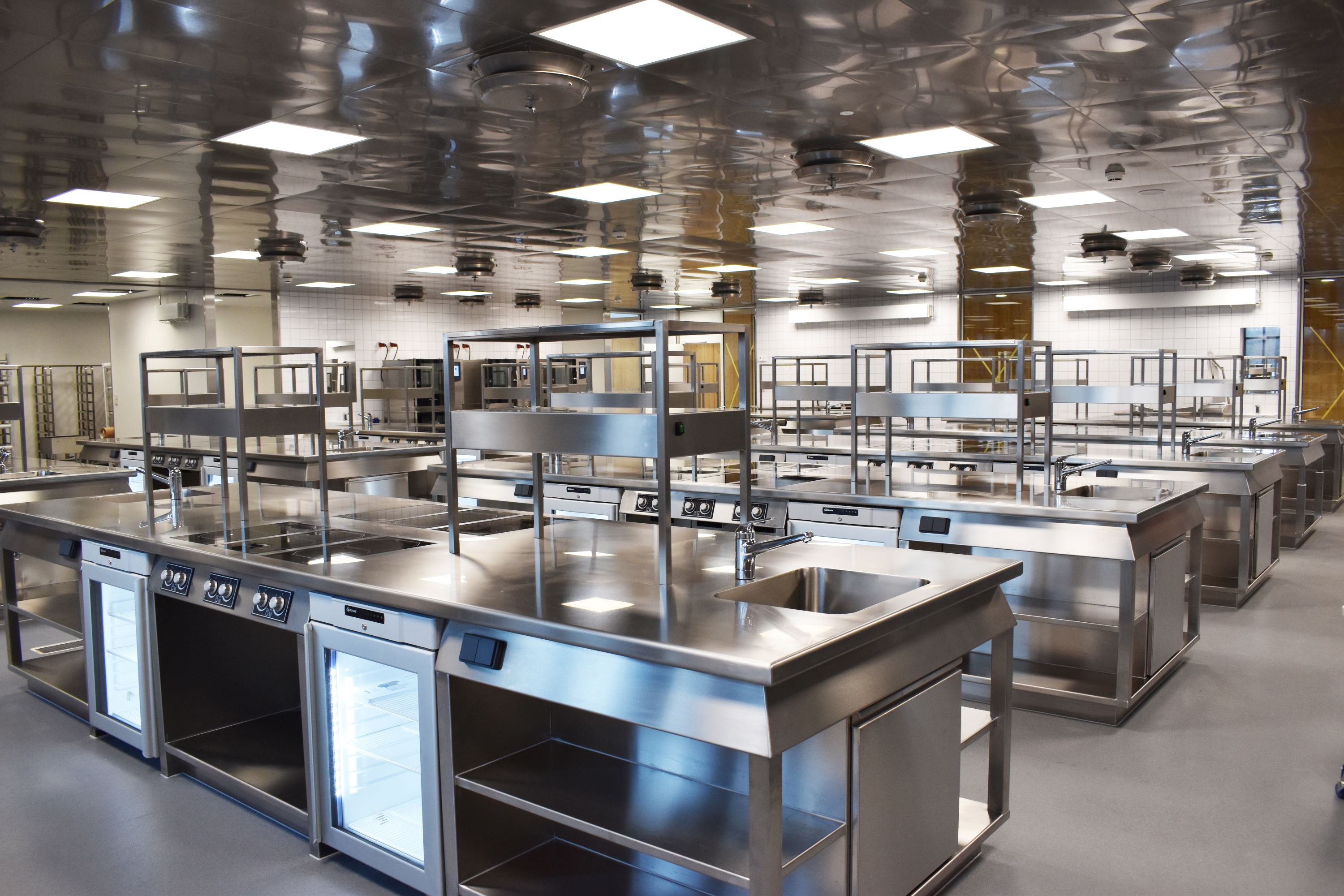 Hansenbergs topmoderne undervisningskøkken med hæve- sænkeborde, induktionskogeplader og særlige emhætter.