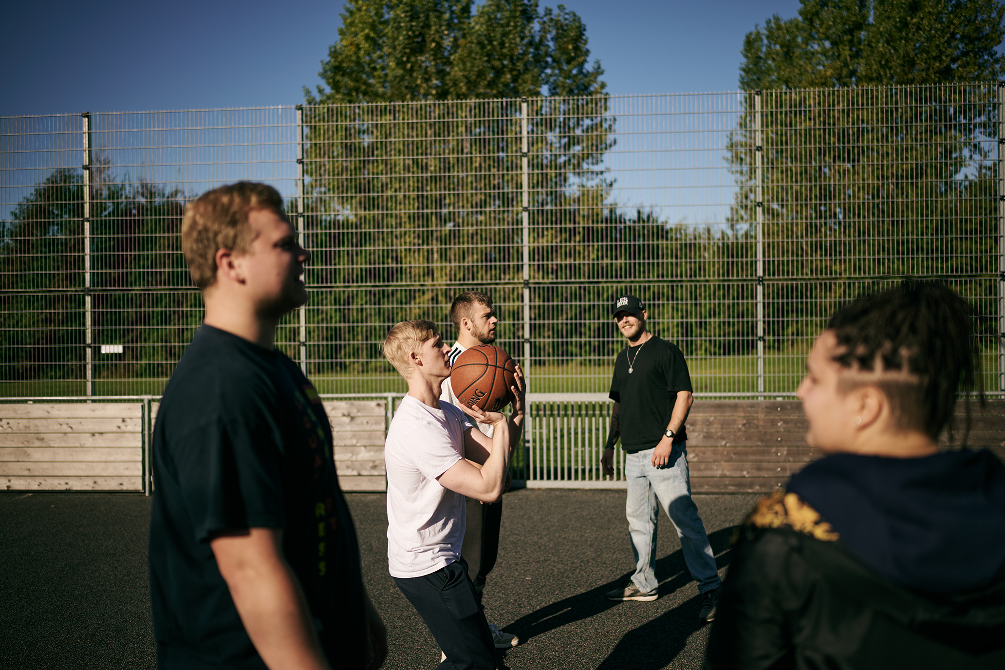 Mange elever hygger sig med at spille basket i pauserne, som her, udenfor på Multibanen.